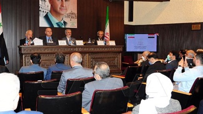 عقد المؤتمر التجاری الإیرانی - السوری فی غرفة تجارة دمشق بهدف تعزیز سبل التعاون الاقتصادی والتجاری بین البلدین والاستفادة من التجارب المشترکة.