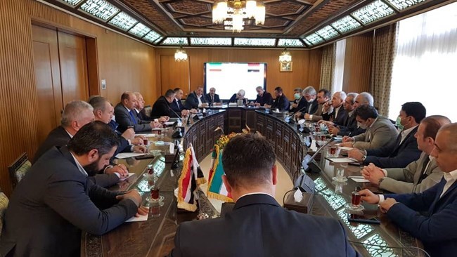 تم التأکید فی اجتماع رئیس غرف التجارة الإیرانیة و السوریة على حل مشاکل النقل والمصارف والجمارک بین البلدین.