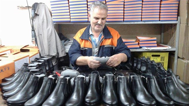 وفقًا للمدیر التنفیذی لاتحاد صانعی الأحذیة الإیرانیین، تم تصدیر ما قیمته 100 ملیون دولار من الأحذیة والجلود الاصطناعیة من إیران فی السنة المالیة الماضیة (المنتهیة فی ۲۰۲۱).