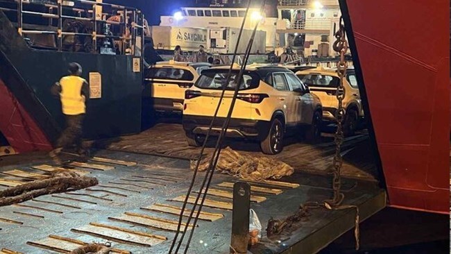 وصلت أول شحنة سیارات إیرانیة مستوردة إلى میناء لنجة جنوب البلاد اللیلة الماضیة، بحسب المتحدث باسم وزارة الصناعة والتعدین والتجارة.