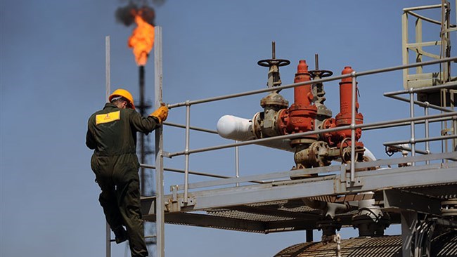 قال وزیر النفط الإیرانی جواد أوجی إن صناعة النفط جلبت للبلاد أکثر من 43 ملیار دولار من العائدات فی السنة التقویمیة الإیرانیة السابقة (المنتهیة فی 20 مارس).