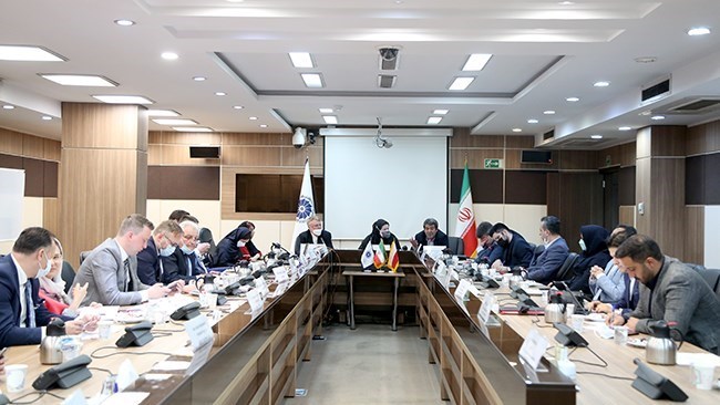 خلال اجتماع لوفد اقتصادی بولندی إلى طهران ورجال أعمال إیرانیین فی غرفة التجارة والصناعة والمناجم والزراعة الإیرانیة (ICCIMA)، دعا الجانبان إلى استثمارات مشترکة بین إیران وبولندا فی قطاع الصلب.
