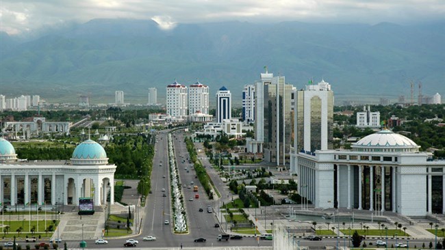 ستقیم إیران وترکمانستان مرکزًا تجاریًا رئیسیًا یمکنه تسهیل العلاقات بین الشرکات فی البلدین وسط جهود لتعمیق العلاقات الاقتصادیة بین الجارتین.