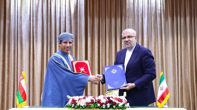 وقعت إیران وسلطنة عمان أربع وثائق تعاون خلال زیارة سلطان عمان لإیران.