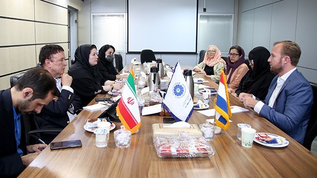 حثت غرفة التجارة والصناعة والمناجم والزراعة الإیرانیة (ICCIMA) هولندا على تسهیل متطلبات التأشیرة لرجال الأعمال الإیرانیین.