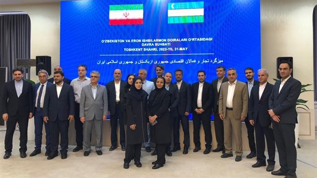 انعقد الاجتماع الخامس عشر للجنة المشترکة للتعاون الاقتصادی بین إیران وأوزبکستان فی طشقند بحضور وزیر صناعة التعدین والتجارة الإیرانی بالإنابة ووزیر الاستثمار والصناعة والتجارة الأوزبکی وممثلین عن القطاع الخاص.