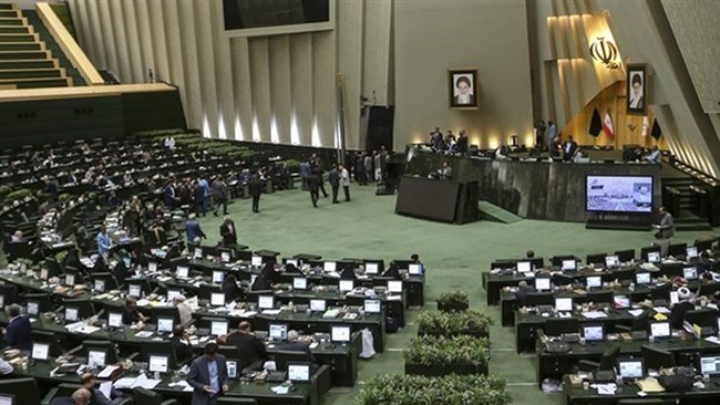 صادق البرلمان الإیرانی على الخطوط العریضة لمشروع قانون تشکیل وزارة التجارة.