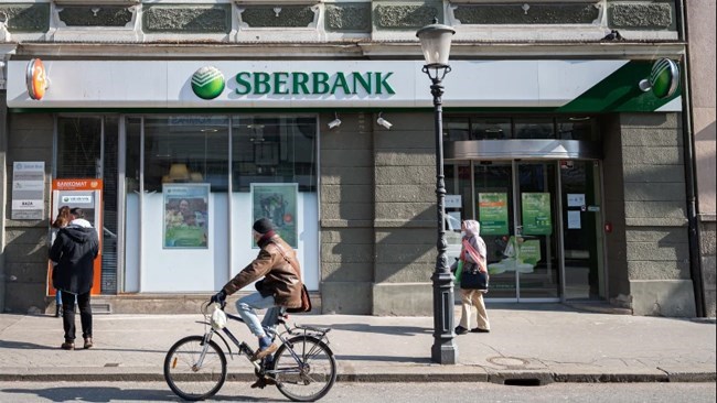 أعلن أکبر بنک فی روسیا، سبیربنک المملوک للدولة، فی 7 سبتمبر عن إطلاق خدمة جدیدة تسمح لعملائه بتحویل الأموال إلى إیران.