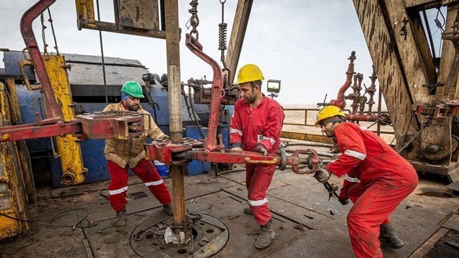 قال وزیر النفط الإیرانی جواد أوجی یوم الأحد إن بلاده "ستصدر النفط الخام ومکثفات الغاز أینما ترید".
