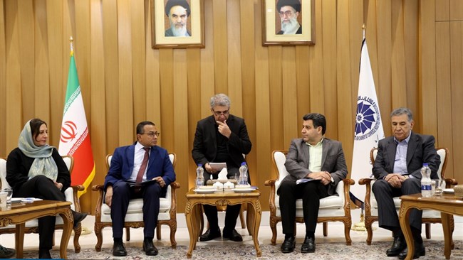 رکز لقاء رئیس غرفة التجارة الإیرانیة وممثل الیونیسف فی طهران على وضع خطة عمل مشترکة بهدف تحدید الأولویات فی مجالات التدریب على المهارات والمسؤولیة الاجتماعیة وتغذیة الأطفال وغیرها.