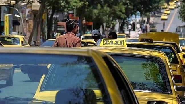 قررت السلطات البلدیة فی طهران استبدال 2000 سیارة أجرة مهترئة بمرکبات کهربائیة.
