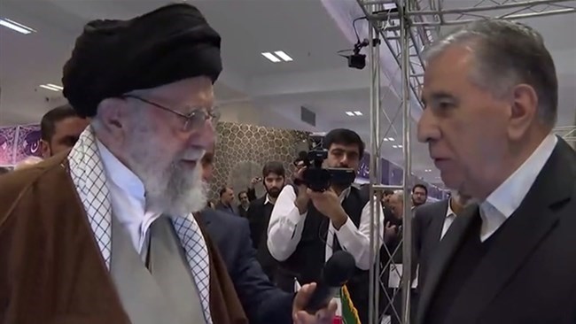 دعا آیة الله خامنة ای إلى تعزیز العلاقات الاقتصادیة مع روسیا والصین ودول شرقیة أخرى لتعزیز التعاون الإقلیمی لإیران.