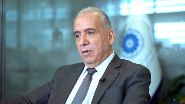 قال رئیس غرفة التجارة الإیرانیة الصینیة یوم السبت إن الحرب التجاریة المطولة بین الولایات المتحدة والصین ستضر بالاقتصاد الإیرانی من خلال دفع أسعار النفط العالمیة إلى الانخفاض.