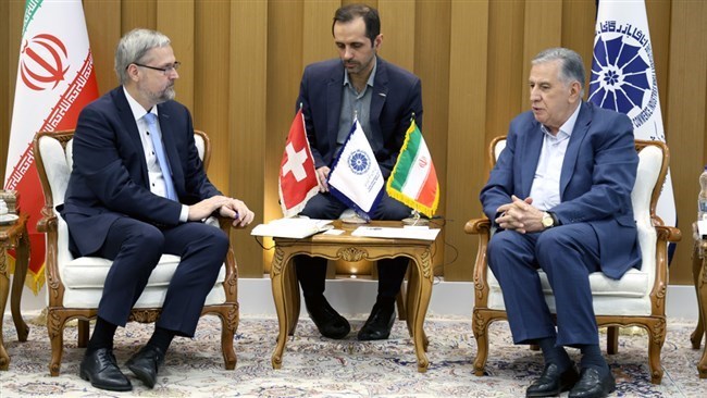 دعا رئیس غرفة التجارة الإیرانیة إلى تعزیز التعاون بین القطاعین الخاصین الإیرانی والسویسری فی المجالات غیر الخاضعة للعقوبات، قائلاً إن الشرکات من کلا البلدین یمکن أن تلعب دوراً رئیسیاً فی إدارة وتوسیع العلاقات الاقتصادیة.