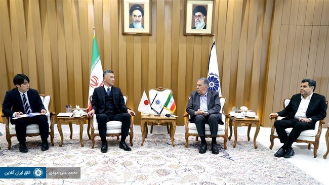 التقى السفیر الیابانی لدى إیران مع رئیس غرفة التجارة الإیرانیة فی طهران یوم الأحد لبحث سبل توسیع التعاون الاقتصادی فی القطاعات غیر المتأثرة بالعقوبات الدولیة.