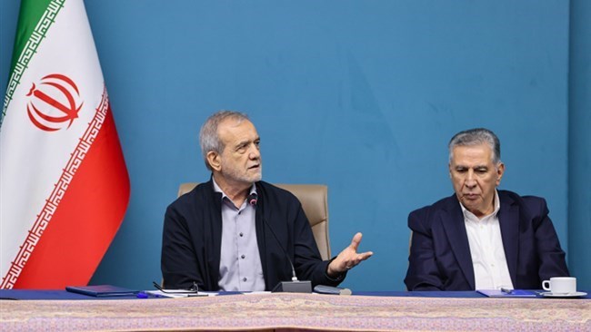 أکد الرئیس الإیرانی مسعود بزشکیان دعمه لدور القطاع الخاص فی تنفیذ الإصلاحات الاقتصادیة، قائلا إن إدارته ترحب بالتعاون مع قادة الأعمال لمعالجة التحدیات الهیکلیة فی الاقتصاد.