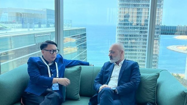 التقى مسؤول أعمال إیرانی کبیر مع رئیس هیئة إصدار شهادات الحلال فی الصین على هامش اجتماع  (CACCI) لاستکشاف التعاون الاقتصادی والتجاری الأعمق فی المنتجات الحاصلة على شهادة الحلال.