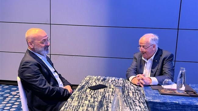 التقى مسؤول أعمال إیرانی کبیر برئیس اتحاد غرف التجارة والصناعة فی آسیا والمحیط الهادئ فی کولومبو لمناقشة التطورات الاقتصادیة الإقلیمیة والحاجة إلى الحفاظ على تدفقات التجارة فی ظل عدم الاستقرار العالمی.