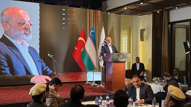 قال أحد کبار قادة الأعمال الإیرانیین إن آفاق التجارة بین إیران وأفغانستان "مشرقة وواعدة"، داعیاً إلى تحقیق تقدم أسرع فی المشاریع المشترکة وتحسین البنیة التحتیة الحدودیة والمالیة لتعمیق العلاقات الاقتصادیة.