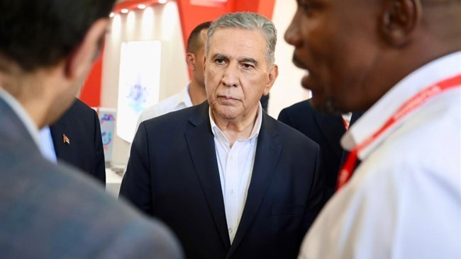 قال الممثل التجاری الإیرانی الأعلى إن طهران مستعدة لتوسیع التعاون مع کوبا فی قطاعات متعددة، مشیرا إلى الخدمات الهندسیة والبتروکیماویات والزراعة کمجالات یمکن للبلدین بناء شراکات فیها بسرعة.