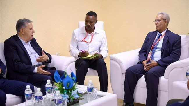 قال رئیس غرفة التجارة الإیرانیة خلال زیارة إلى هافانا إن إیران مستعدة للمساعدة فی إنعاش قطاع السکر المتعثر فی کوبا وبناء مصانع جدیدة للأسمنت فی الدولة الکاریبیة.