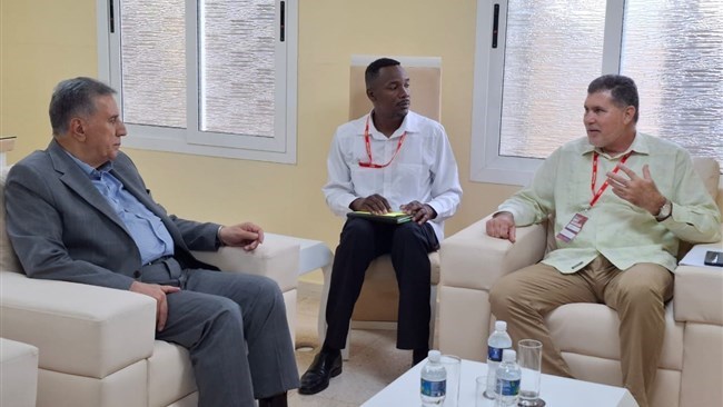 قال رئیس غرفة التجارة إیران الإسلامیة خلال زیارة إلى هافانا لحضور المعرض التجاری الدولی فی المدینة، إن إیران مستعدة لإرسال متخصصین إلى کوبا لدعم بناء محطات الکهرباء والطاقة والمساعدة فی تنفیذ مشاریع التکریر.