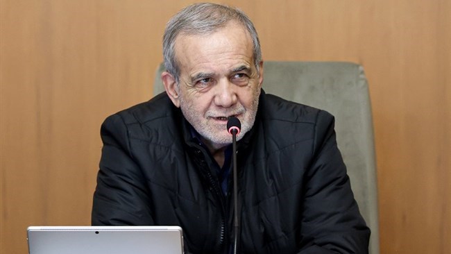 قال الرئیس الإیرانی مسعود بزشکیان إن الحکومة لا تنوی قطع إمدادات المیاه أو الکهرباء أو الغاز عن الصناعات، على الرغم من انخفاض هطول الأمطار فی السنوات الأخیرة.