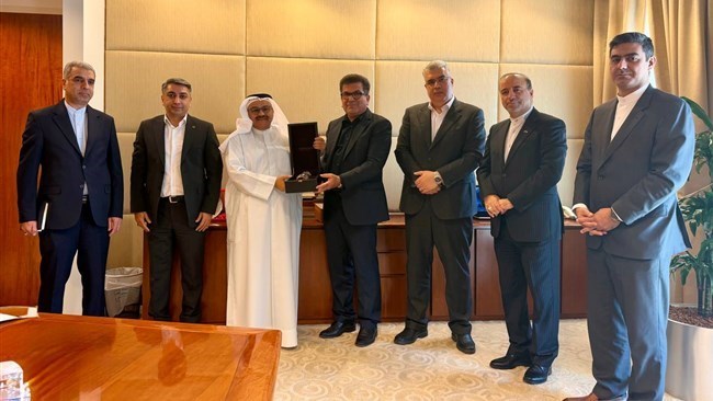 التقى رئیس غرفة التجارة الإیرانیة الکویتیة المشترکة إبراهیم غلام زاده مع رباح عبد الرحمن الرباح رئیس غرفة تجارة وصناعة الکویت خلال زیارة وفد تجاری إیرانی إلى الکویت.