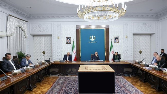 یقول الرئیس مسعود بزشکیان إن توسیع أساطیل النقل العام واستکمال ممرات السکک الحدیدیة الإیرانیة یمثلان أهم أولویات الحکومة فی مجال النقل.