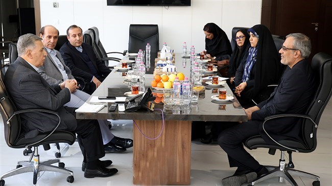 یقول الرئیس التنفیذی لوکالة أنباء إیرنا الإیرانیة الرسمیة إن إحدى المهام الرئیسیة للوکالة هی دعم غرف التجارة من خلال تضخیم وجهات نظرها لدى کل من الجمهور وصناع السیاسات.