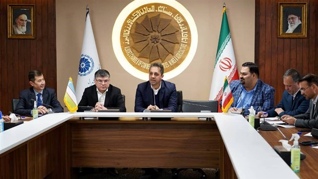 أکد برهام رضائی، رئیس غرفة تجارة کرج، خلال لقائه مع سفیر أوزبکستان فی طهران، خلال شرحه إمکانیات هذه المحافظة، عزم غرفة تجارة کرج على تطویر التعاون الاقتصادی مع أوزبکستان.