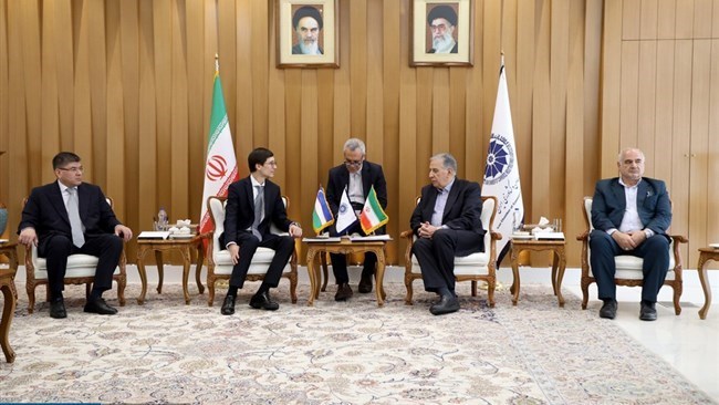تعتزم إیران وأوزبکستان توقیع اتفاقیة تجاریة تفضیلیة الشهر المقبل خلال اجتماع اللجنة الاقتصادیة المشترکة، وهی الخطوة التی من المتوقع أن تعزز التعاون التجاری بین البلدین، بحسب رئیس غرفة التجارة الإیرانیة.