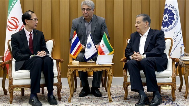 قال رئیس غرفة التجارة والصناعة والمناجم والزراعة الإیرانیة یوم الثلاثاء إن إیران وتایلاند بحاجة إلى إنشاء آلیات مالیة مشترکة لتسهیل التجارة والاستثمار.