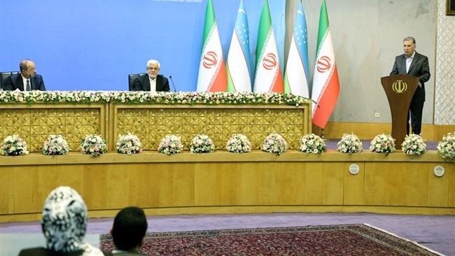 تعهدت إیران وأوزبکستان بتعزیز التجارة الثنائیة إلى ملیار دولار، حیث دعا کبار المسؤولین من کلا البلدین إلى إلغاء متطلبات التأشیرة وتعزیز العلاقات الاستثماریة خلال منتدى أعمال رفیع المستوى.