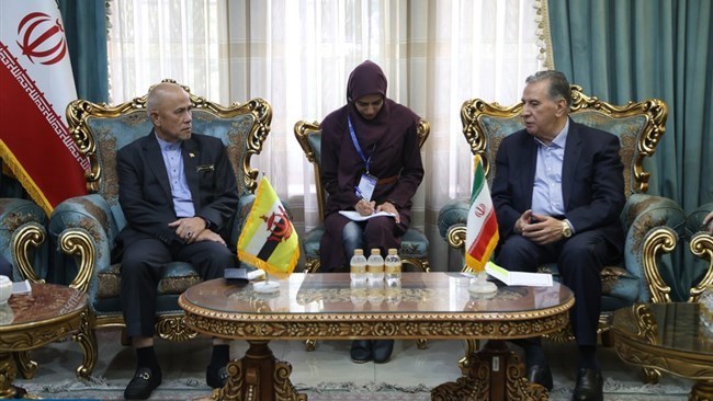 دعا کبار قادة الأعمال من إیران وبرونای إلى إنشاء غرفة تجارة مشترکة لتعزیز العلاقات التجاریة والاستثماریة الثنائیة، وتحدید السیاحة والسیاحة الصحیة وتکنولوجیا المعلومات کمجالات ذات أولویة للتعاون.