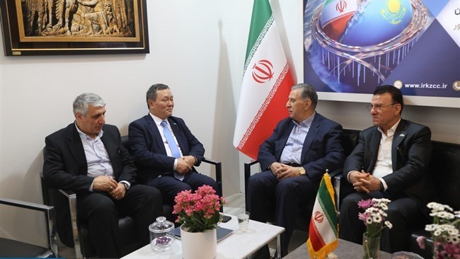 قال رئیس غرفة التجارة الإیرانیة إن الانتهاء من اتفاقیة التجارة الحرة بین إیران والاتحاد الاقتصادی الأوراسی فتح آفاقا جدیدة للتجارة بین إیران وکازاخستان، مما قد یعزز التجارة الثنائیة إلى عدة ملیارات من الدولارات.