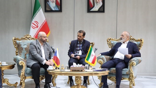 قال أحد کبار رجال الأعمال الإیرانیین یوم الخمیس إن إیران وجمهوریة التشیک تستکشفان سبل تعزیز التجارة الثنائیة بشکل کبیر، بهدف الوصول إلى ملیار دولار فی السنوات المقبلة.