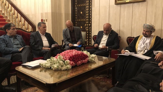 اقترح القطاع الخاص الإیرانی إنشاء صندوق استثماری مشترک مع سلطنة عمان لدعم المشاریع الصناعیة فی البلدین.