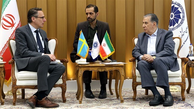 دعت إیران السوید إلى استئناف مشاریع الاستثمار المشترکة فی قطاعی السیارات والکهرباء فی البلاد، مشیرة إلى استعدادها لتوسیع العلاقات الاقتصادیة مع تنامی الآمال فی تحقیق تقدم فی المفاوضات النوویة مع الولایات المتحدة.