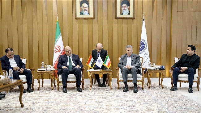 أکد قادة القطاع الخاص الإیرانی والسفیر العراقی فی طهران على ضرورة تعمیق التعاون فی القطاع الخاص وتبسیط الضمانات المصرفیة وتوسیع الاستثمارات المشترکة لتحسین التجارة الثنائیة التی تبلغ حالیا 12.7 ملیار دولار.