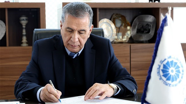 هنأ رئیس غرفة التجارة والصناعة والمناجم والزراعة الإیرانیة، صمد حسن زاده، الشعب الإیرانی والمسلمین فی جمیع أنحاء العالم بمناسبة عید الأضحى المبارک.