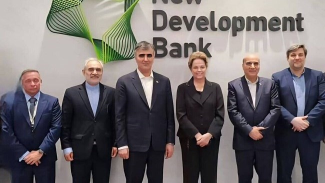 قال البنک المرکزی الإیرانی یوم السبت إن إیران جددت نیتها الانضمام إلى بنک التنمیة الجدید المدعوم من مجموعة البریکس خلال اجتماع بین محافظ البنک المرکزی ورئیسة بنک التنمیة الجدید دیلما روسیف فی شنغهای.