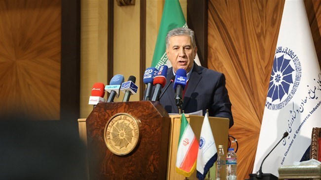 رحب رئیس غرفة التجارة والصناعة والمناجم والزراعة الإیرانیة باستئناف المحادثات المباشرة بین طهران ومجموعة العمل المالی (FATF) بعد ست سنوات، واصفا ذلک بأنه "شعاع أمل" للقطاع الخاص فی البلاد.