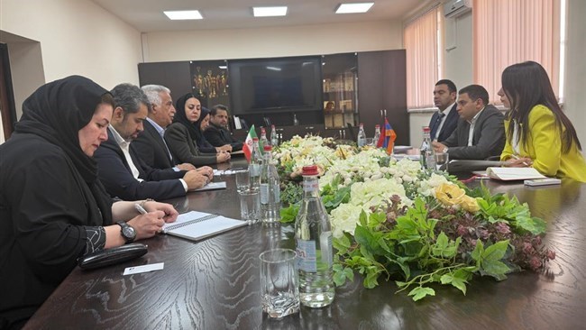 التقى وفد تجاری إیرانی برئاسة محمد رضا بهرامن، نائب رئیس غرفة التجارة الإیرانیة، مع نائب رئیس لجنة الإیرادات الحکومیة الأرمینیة فی یریفان لمناقشة سبل تبسیط إجراءات الحدود والجمرکیة.