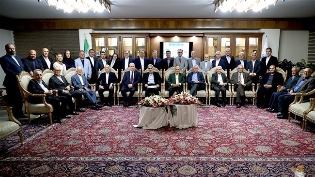 حث الصناعیون المخضرمون الإیرانیون الحکومة على الترکیز على تحسین العلاقات الدولیة وجذب الاستثمارات الأجنبیة کخطوات رئیسیة نحو التعافی الاقتصادی.