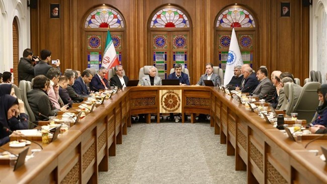 قال أحد کبار رجال الأعمال الإیرانیین إن الارتفاعات الحادة فی سعر صرف العملات الأجنبیة تمنع استیراد المواد الخام فی الوقت المناسب للصناعات المحلیة.