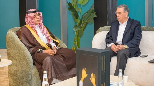 دعا صمد حسن زاده، رئیس غرفة التجارة الإیرانیة، إلى إعادة إقامة التجارة المباشرة بین إیران والمملکة العربیة السعودیة خلال زیارة إلى مکة المکرمة، قائلاً إنه ینبغی استبدال التبادلات غیر المباشرة الحالیة بقنوات ثنائیة رسمیة.