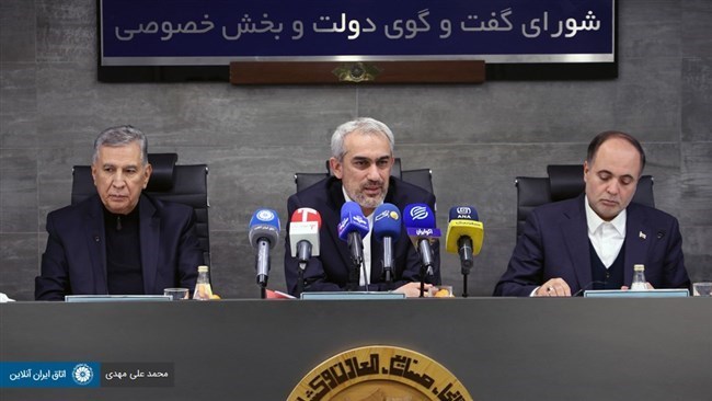 یقول وزیر الاقتصاد إن خطوة الحکومة لتوحید سعر الصرف وإلغاء تخصیصات العملات التفضیلیة کانت مطلباً قدیماً للقطاع الخاص، ومن شأنها فی نهایة المطاف دعم الإنتاج وتعزیز الدخل القومی.