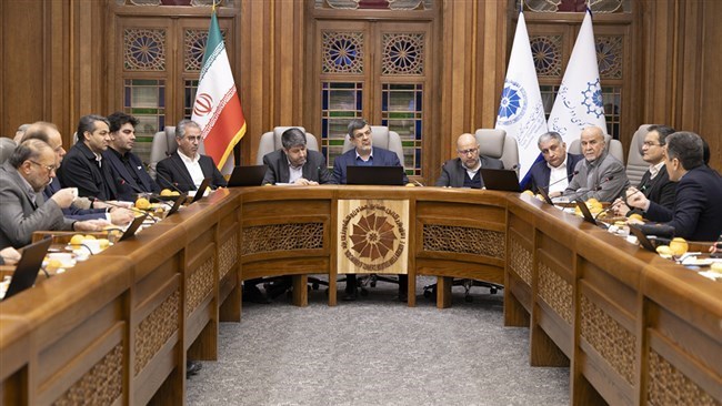 قال مسؤول کبیر فی وزارة الاقتصاد إن إیران تخطط لضخ 1400 تریلیون ریال فی تمویل مصرفی لقطاعاتها الصناعیة والزراعیة، فی الوقت الذی تسعى فیه الحکومة إلى تخفیف الضغط على الشرکات وسط ظروف اقتصادیة صعبة.