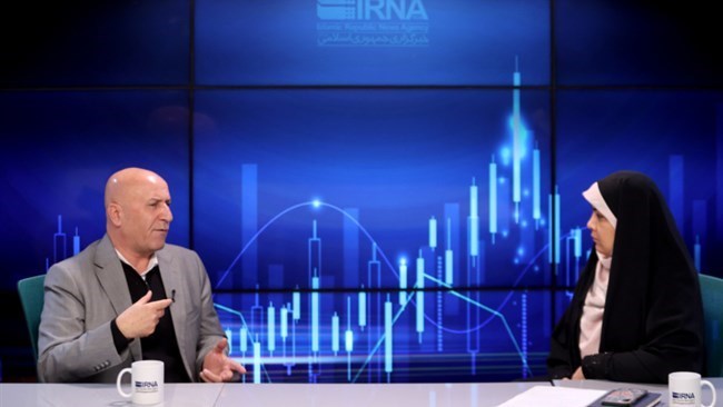 أعرب مسؤول کبیر فی غرفة التجارة الإیرانیة عن دعمه لسیاسات الحکومة الجدیدة المتعلقة بالصرف الأجنبی، بما فی ذلک إلغاء الأسعار التفضیلیة للسلع الأساسیة وإعادة توجیه الإعانات مباشرة إلى المستهلکین.